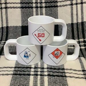🔴 Vintage plastic monopoly mugs